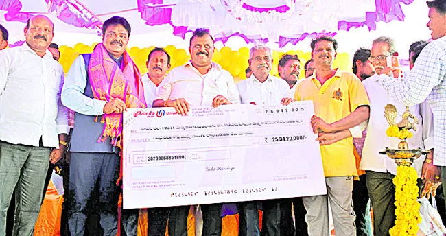 మత్స్యకారుల సంక్షేమానికి ప్రభుత్వం కట్టుబడి ఉంది
