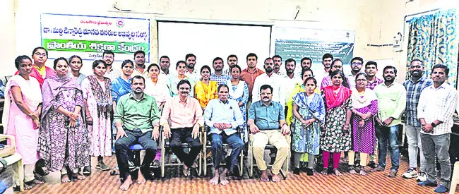 సమర్థ పాలనకు కార్యదర్శులే కీలకం