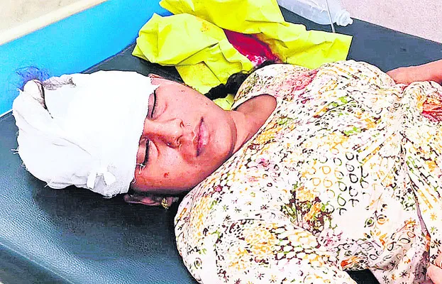మహిళకు తీవ్ర గాయాలు 

