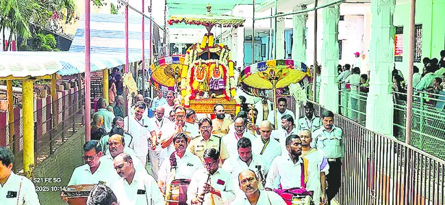 రత్నగిరిపై భక్తుల సందడి