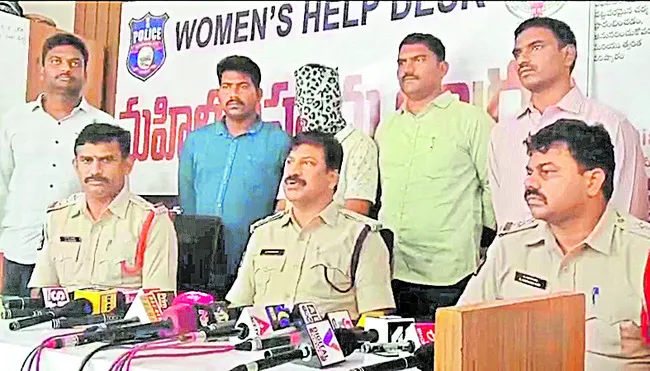 మాటలతో మత్తు జల్లుతాడు..
