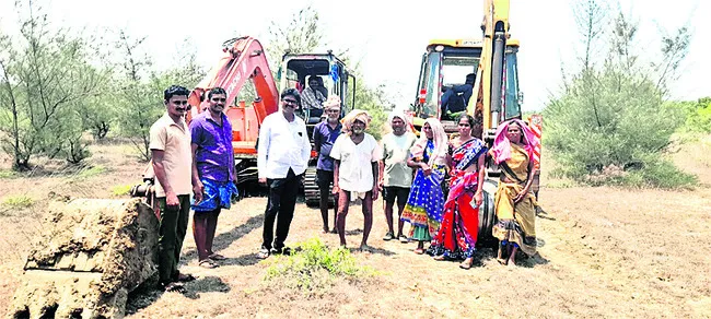 బార్క్‌ ప్రహరీ పనులు అడ్డుకున్న రైతులు 