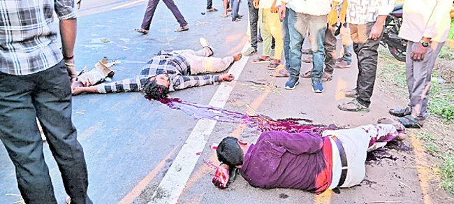 మోటారు సైకిల్‌ను ఢీకొన్న లారీ