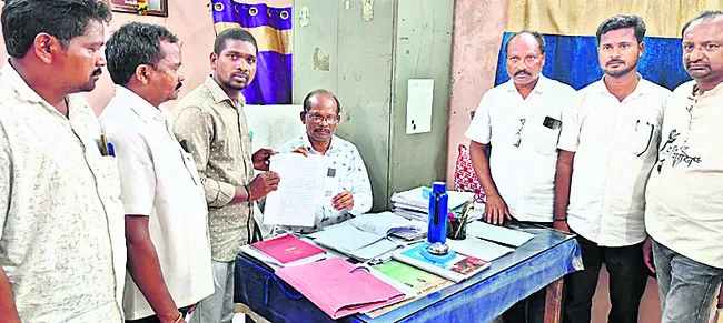 భూ కబ్జాపై బాధితుల ఫిర్యాదు 