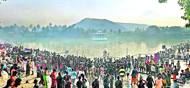 సింహగిరికి పోటెత్తిన భక్తజనం 