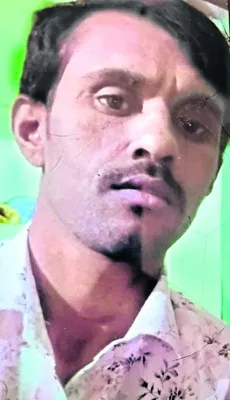 చెట్టుపై నుంచి పడి వ్యక్తి మృతి