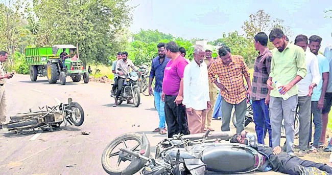 బైక్‌లు ఢీ.. ఇద్దరికి గాయాలు