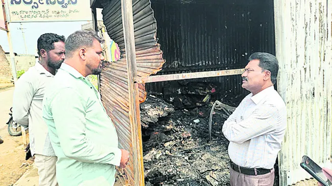 విద్యుత్‌ షార్ట్‌సర్క్యూట్‌తో సెల్‌పాయింట్‌ దగ్ధం