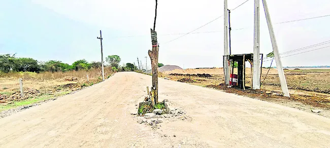 రోడ్డు మధ్యలో ‘బోరు’