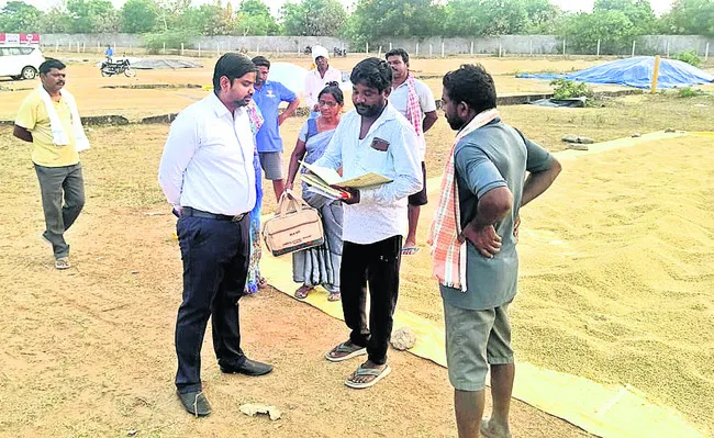 కొనుగోలు కేంద్రాలను సందర్శించిన కలెక్టర్