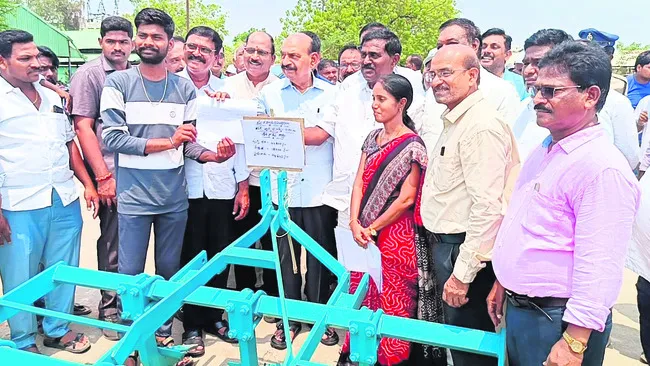 యంత్ర పరికరాలను రైతులు సద్వినియోగం చేసుకోవాలి