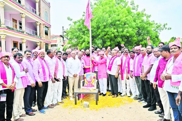 రజతోత్సవ సభకు తరలిన గులాబీ శ్రేణులు
