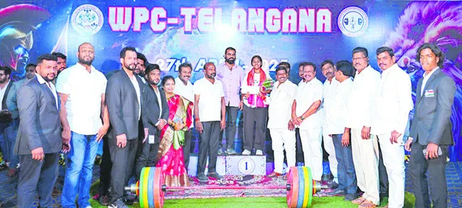 చదువుతోపాటు  క్రీడలపై ఆసక్తి పెంచుకోవాలి