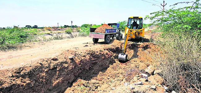 కాలువ గట్టునూ వదల్లేదు!