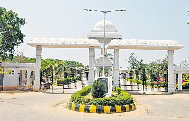 Ad hoc admissions in Dravidian University against rules