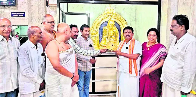 బంగారు కిరీటం సమర్పణ