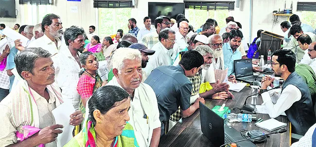 పరిష్కార వేదికకు అర్జీల వెల్లువ 