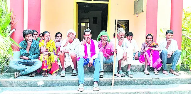 విద్యుత్‌ లైన్‌ కోసం  వినూత్న నిరసన
