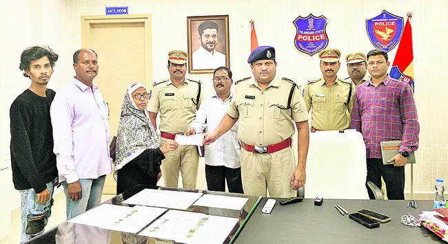 పోలీసుల కుటుంబాలకు అండగా ఉంటాం