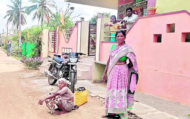కోడలు ఇంటి ఎదుట వృద్ధురాలి నిరసన