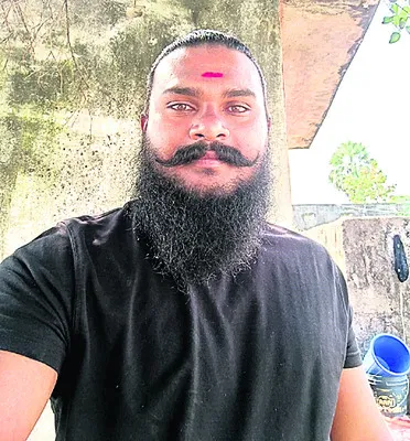 ట్రాక్టర్‌ బోల్తా పడి  యువకుడు..