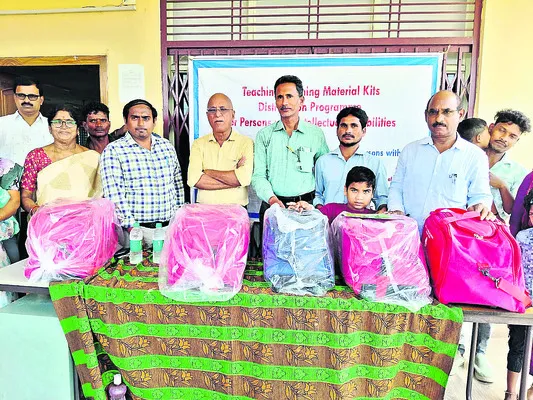 బోధనోపకరణాల కిట్లు పంపిణీ