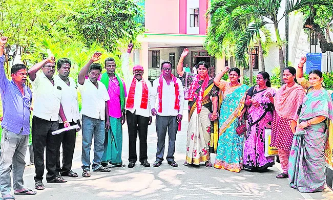 అంగన్వాడీ కేంద్రాలకు వేసవి సెలవులు ఇవ్వాలని ధర్నా