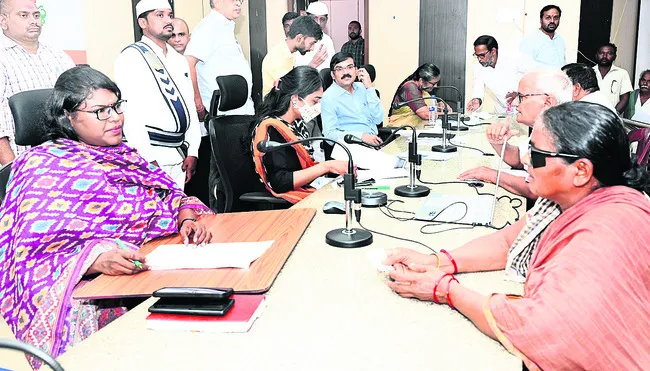 అర్జీల పరిష్కారానికి ప్రాధాన్యమివ్వాలి 