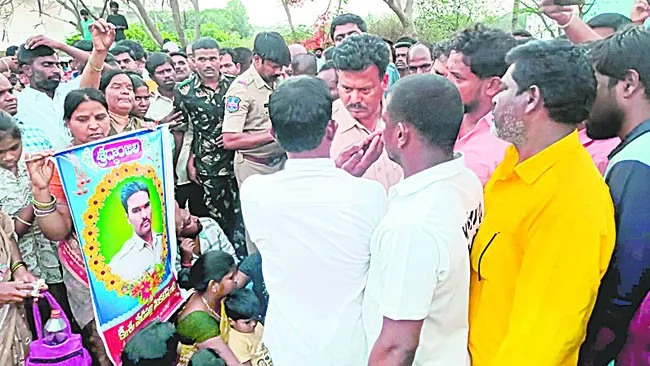 సాగర్‌రోడ్డుపై ఉద్రిక్తత 