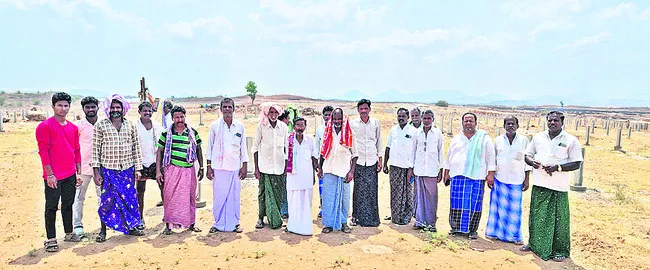 సోలార్ నిర్మాణ పనులు అడ్డుకున్న రైతులు