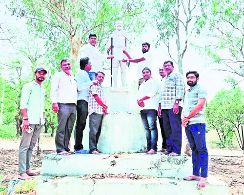 గాంధీ విగ్రహానికి పార్ట్ టైం అధ్యాపకుల వినతి