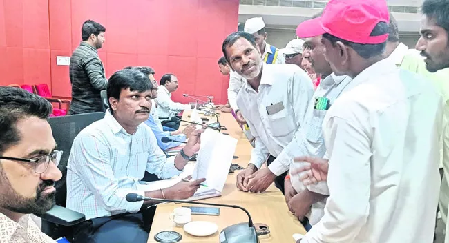 ఫిర్యాదులు సత్వరమే పరిష్కరించాలి 