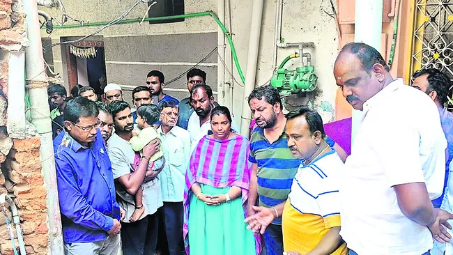 పాఠశాల ప్రహరీ కూలి ముగ్గురు విద్యార్థులకు స్వల్ప గాయాలు