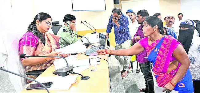 అధికారులు సమయపాలన పాటించాలి 