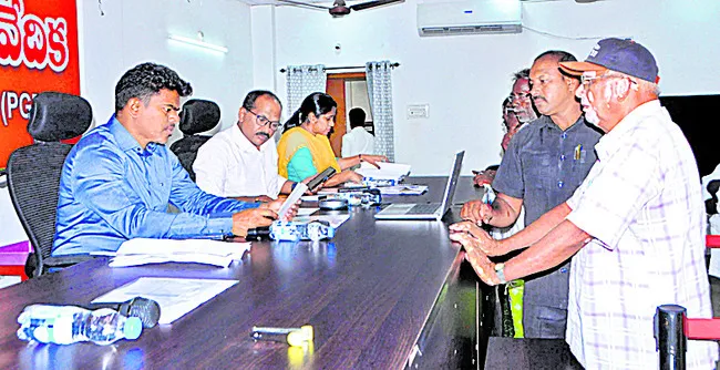 అర్జీల పరిష్కారంపై ప్రత్యేక శ్రద్ధ 