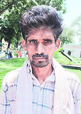 డబ్బులు తీసుకొని అతీగతీ  లేదు 
