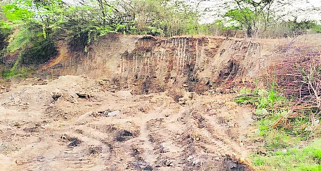 మట్టి దొంగలపై చర్యలు తీసుకోవాలి