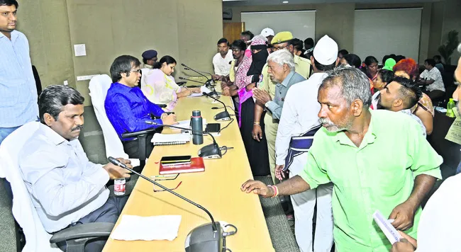 ప్రజావాణికి 114 ఫిర్యాదులు