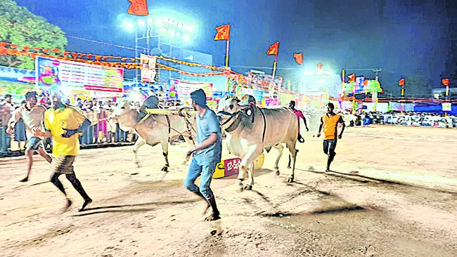 హోరాహోరీగా ఎడ్ల బల ప్రదర్శన పోటీలు