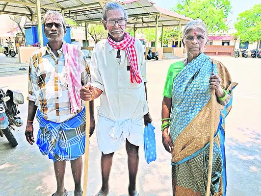 టీడీపీ నేతలు దౌర్జన్యం చేస్తున్నారు