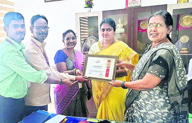 ఘోషా ఆస్పత్రి సిబ్బందికి ఎక్స్లెన్స్ అవార్డు