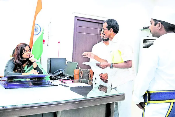 అర్జీలు సత్వరమే పరిష్కరించండి
