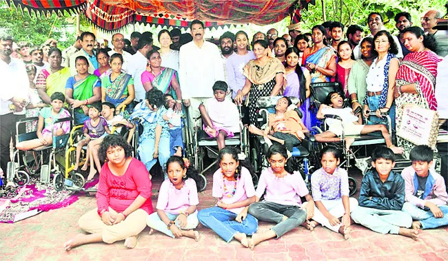 దివ్యాంగులకు చేయూత
