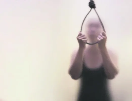 ఉరేసుకుని  కార్మికుడు మృతి 