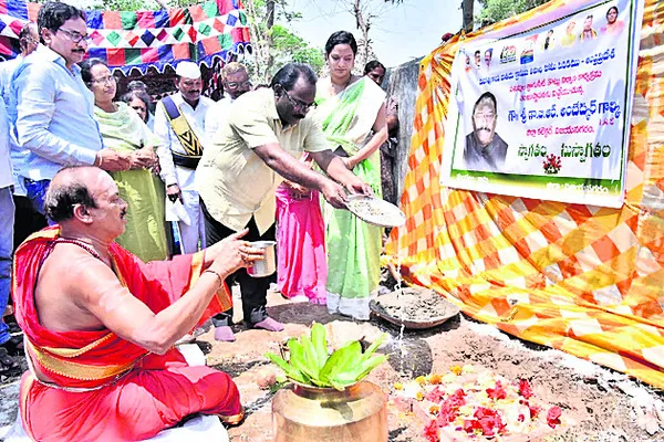 నీటి తొట్టెల నిర్మాణానికి భూమిపూజ 