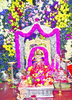 పుష్పాలంకరణలో పైడితల్లి