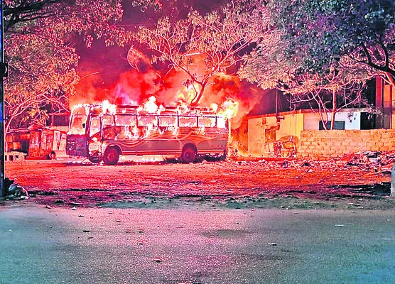 ప్రైవేటు బస్సు, బైక్‌లు బూడిద 