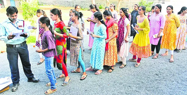 సజావుగా జేఈఈ మెయిన్స్‌ 