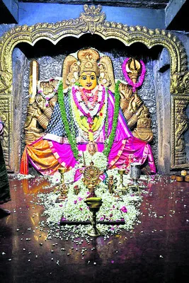 భద్రకాళి అమ్మవారికి మల్లెలతో పుష్పార్చన 