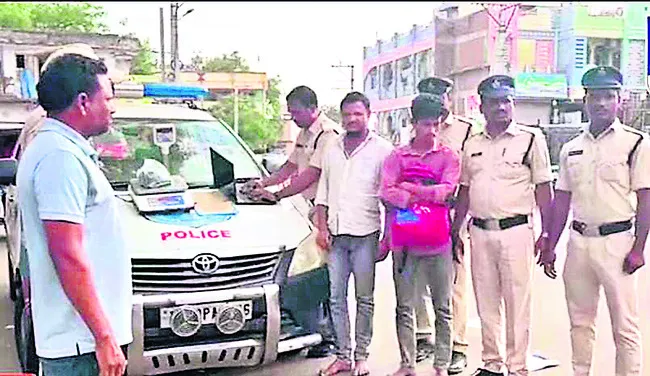 ఆయిల్‌ రూపంలో గంజాయి సరఫరా..